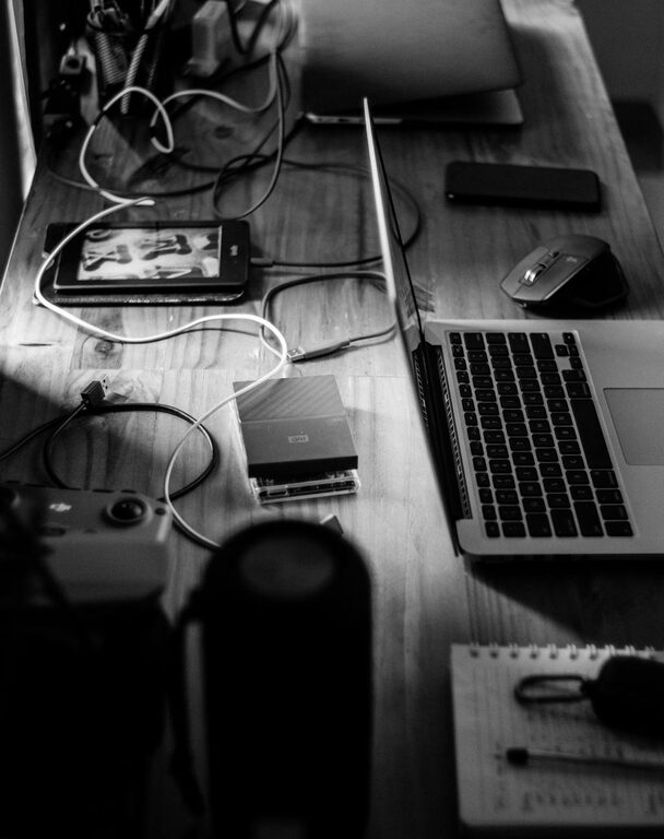 How to Organize Cables and Chargers Neatly: Easy Tips for a Tidy Space